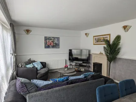 Superb 3 BR Flat in Stafford. Close to Stafford Hospital & Town Center Отели в г. Стаффорд