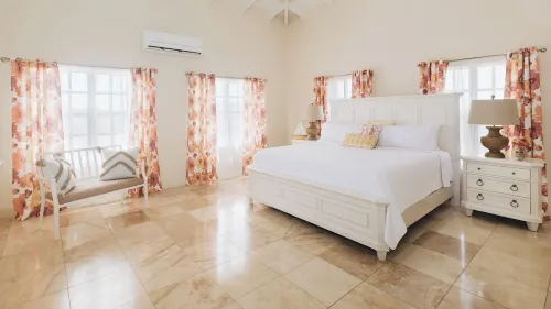 Luxury 3,000SF, 6 guests, 3 BR, 3 BA, Free Wi-Fi, AC, 5-10 Min beaches.