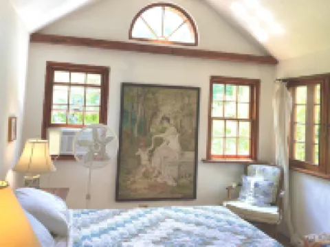 Magical private estate:3 bed Sage Cottage,big porch near Cambridge Beaches & fun Hotels in Sandys