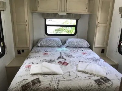 Live Stream Romantic Nature Getaway in Naples Отели рядом с достопримечательностью «Naples / Marco Island KOA Holiday»