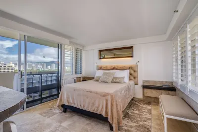 Gorgeous Diamond Head Penthouse Studio Stunning views, Private Balcony. Hotels in Diamond Head