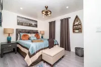 Melrose 2 BR w/ large kitchen + fireplace + patio - 3-Star