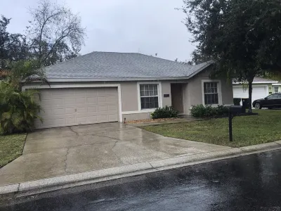 3 Bedroom/2 Bathroom Home with Enclosed Porch (Sleeps 5-6)