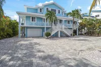 Fisherman Paradise, Dock, Pool , Ice Machine, Jacuzzi.