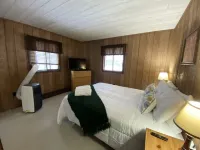 Spacious Hideout Chalet w/gameroom, close to amenities