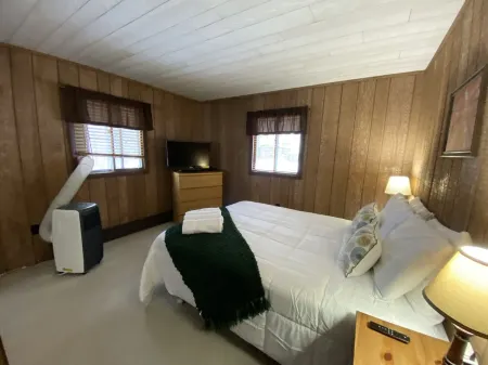 Spacious Hideout Chalet w/gameroom, close to amenities
