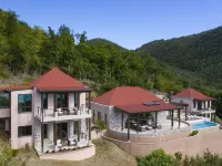 Walk to world famous Maho Bay! Privacy, views, pool, 4 equal king size bedrooms. Hotels in Central