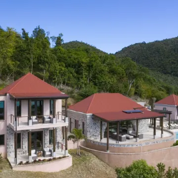 Walk to world famous Maho Bay! Privacy, views, pool, 4 equal king size bedrooms.