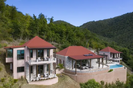 Walk to world famous Maho Bay! Privacy, views, pool, 4 equal king size bedrooms.