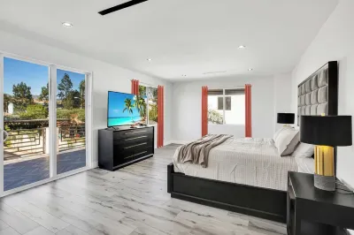 Luxurious Vacation Villa with Lap Pool Các khách sạn gần Los Angeles Whiteman Apt