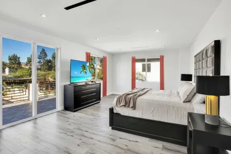 Luxurious Vacation Villa with Lap Pool Отели рядом с достопримечательностью «Valley Presbyterian Church»