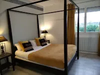 Grande maison avec piscine Large house with swimming pool Hotel di Saint-Benoit-du-Sault