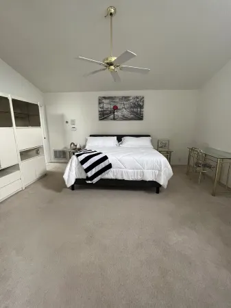 Large home close to St. Peter beach and Clearwater beach, close by bush garden.