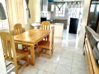 Quiet Gated Getaway- Perfect for Business, Students and Vacationer Free WiFI. Hotels in Ngenda