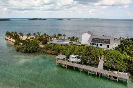 Waterfront 4-Bedroom Home on Private Peninsula w/ Private Dock! Отели в г. Элбоу Кей