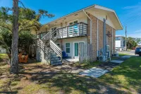 Walk to the beach! Sleeps 4, full kitchen, one bedroom, one bath