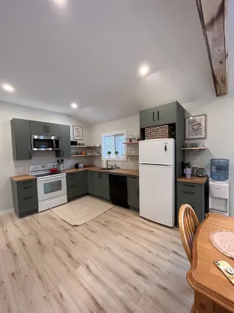 Private cozy Sauble Beach cottage, close to the nature & entertainment. Отели в г. Юг Брюс Пенинсула