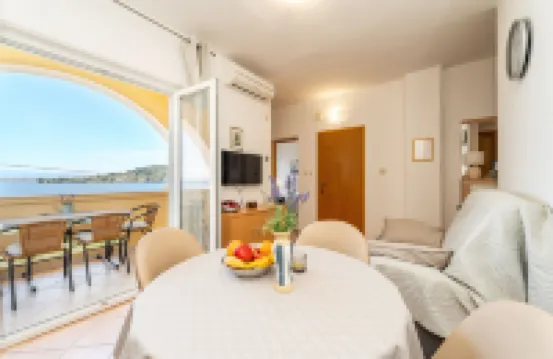 Apartment by the Sea and with Beautiful View, 2 Bedrooms, 4 Persons