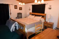 DOWNTIME: 4BR/3BA Lake Retreat w/ Sports Court, Near Snow and Lake Adventures
