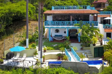 Amazing views, 5 minutes from downtown or the beach, quiet area of town