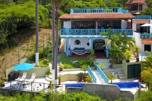 Amazing views, 5 minutes from downtown or the beach, quiet area of town