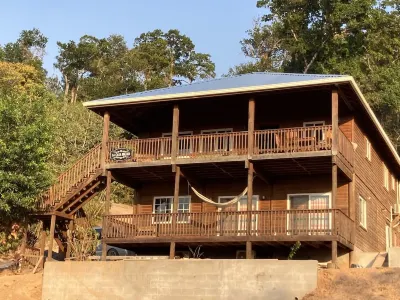 Ocean view with a pool and custom water slide! Các khách sạn gần Roatan, Honduras