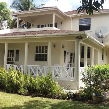Apartment in quiet upscale Holetown area near Limegrove Centre and Beach