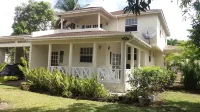 Apartment in quiet upscale Holetown area near Limegrove Centre and Beach Hotels in 