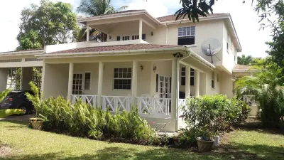 Apartment in quiet upscale Holetown area near Limegrove Centre and Beach Hotels in 