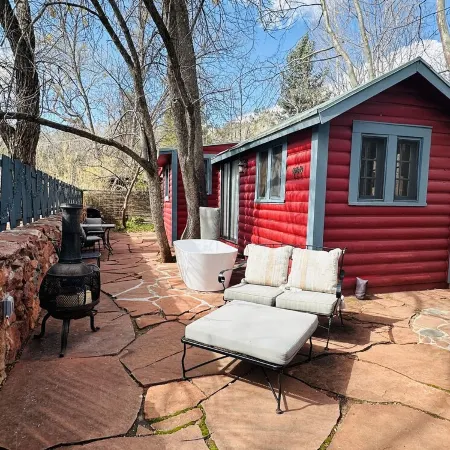 Eclectic Cottage on the Creek!