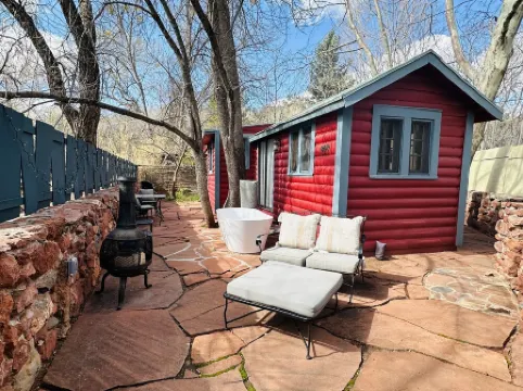 Eclectic Cottage on the Creek!