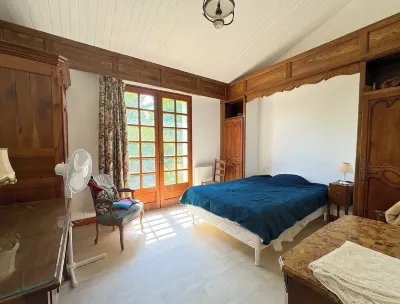 Maison de Plein Pied, Dans un Jardin Arboré, au Calme, en Plein Centre-ville