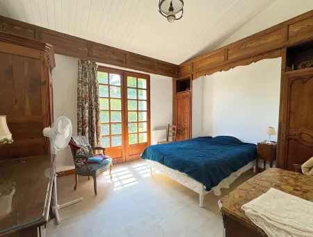 Maison de Plein Pied, Dans un Jardin Arboré, au Calme, en Plein Centre-ville Отели в г. Люкон