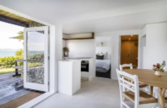 Whale Bay Surf Bach + Spa - Absolute Waterfront