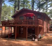 Lake-view 2-bedroom Cabin Home on Lake Delton Wisconsin Dells Tommy Bartlett Exploratory附近的飯店