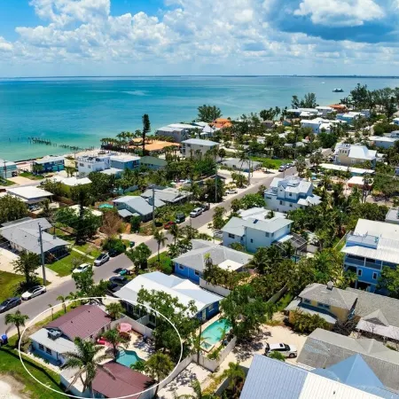 Shell We Dance? Charming Bungalow with Fabulous Location and Private Pool!