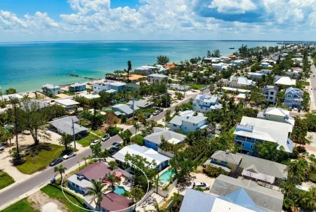 Shell We Dance? Charming Bungalow with Fabulous Location and Private Pool!