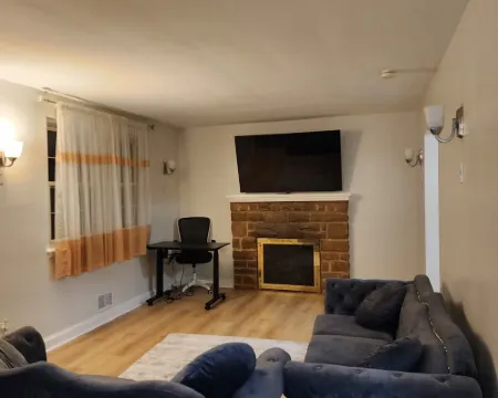 Convenient/family friendly home with yard driveway 銀泉酒店