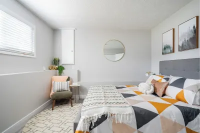 Bright and beautiful 2 bedroom minutes to ocean & shopping Hotels near Peninsula Gallery