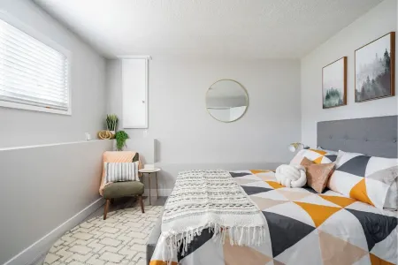 Bright and beautiful 2 bedroom minutes to ocean & shopping Отели рядом с достопримечательностью «Суорц Бэй Терминал»