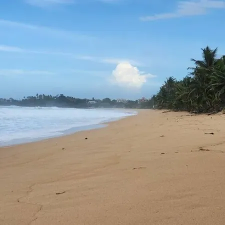 Renovated 3 bedroom 2 bathroom just 2 blocks to beautiful  beaches !