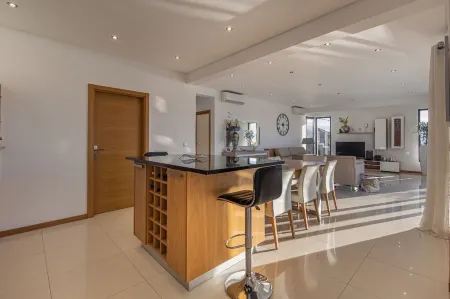 House on the island of flowers between sky and sea. EXCEPTIONAL views Отели рядом с достопримечательностью «Igreja de Sao Bento»