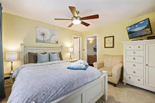 Lake front - Newly renovated - Gorgeous Views - Close to trails!