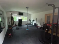 Cozy 4bd with the gym, sauna, hot tube seasonal pool - Træningscentre