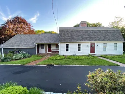 Centrally located 2900 sq ft, 5br 2.5 bath, home. Sandy Neck海灘附近的飯店