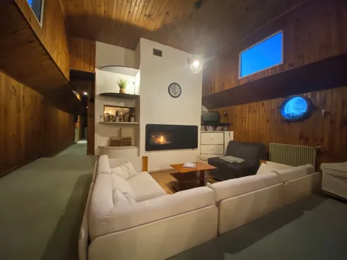 Cosy and convivial houseboat فنادق في تورسی