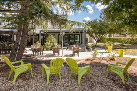 Logis Hotel Restaurant & Spa Au Comte d'Ornon Отели рядом с достопримечательностью «Eglise St-Pierre de Gradignan»