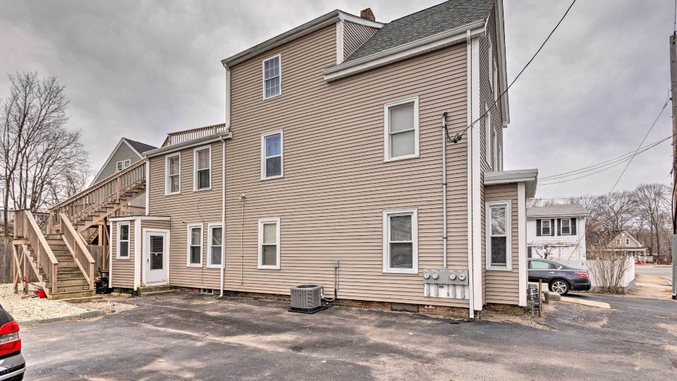 Cozy Third-Story Apartment in Dtwn Brockton!