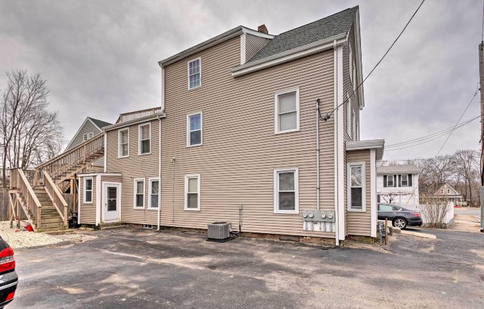 Cozy Third-Story Apartment in Dtwn Brockton!