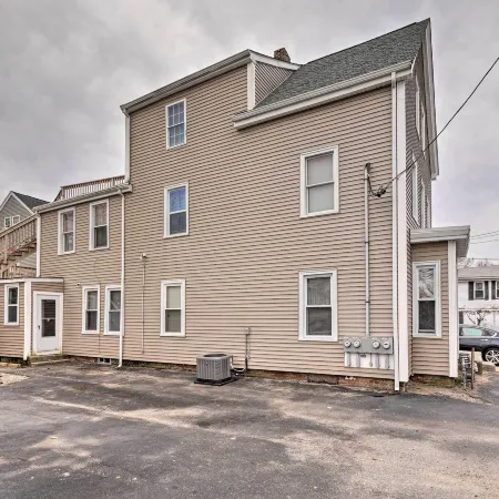Cozy Third-Story Apartment in Dtwn Brockton!